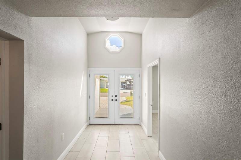 3 bedroom Single Family Residence at 516 Crystal Drive, Crystal Island, Madeira Beach — photo 3