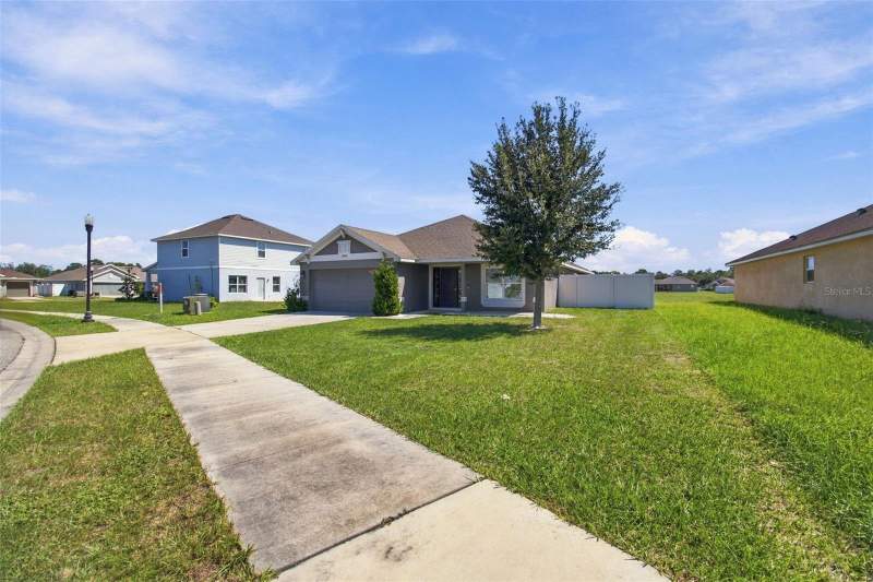 4 bedroom Single Family Residence at 16048 Sawgrass Breeze Avenue, Summer Chase, Hudson — photo 3