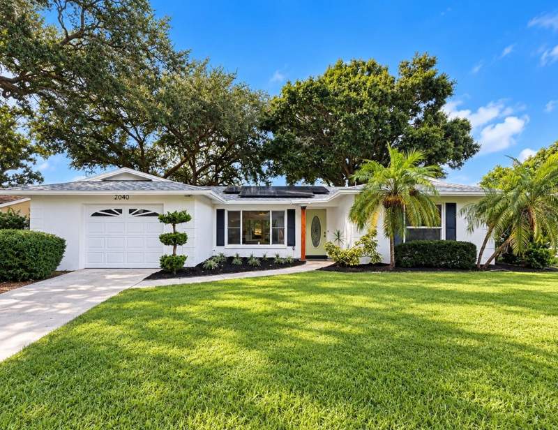 2 bedroom Single Family Residence at 2040 Forest Drive, Greenbriar, Clearwater — photo 2