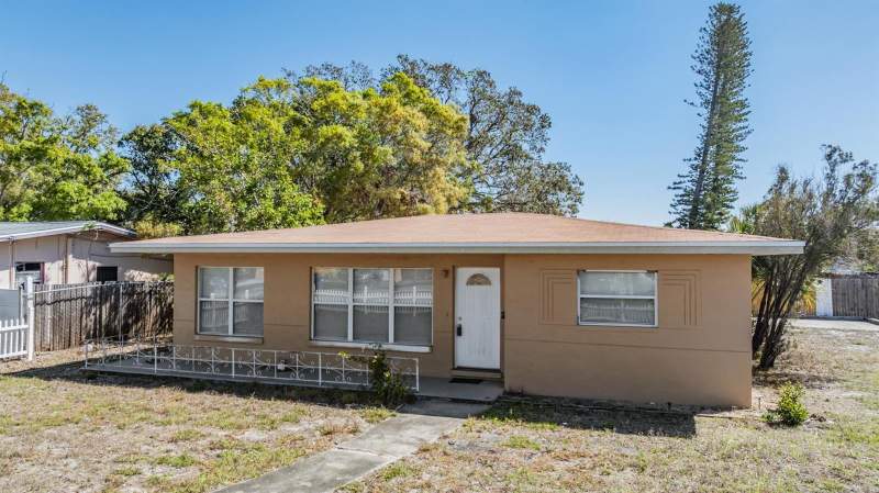 3 bedroom Single Family Residence at 5130 Dr Martin Luther King Jr St S, Bayou Heights Hanlons, St Petersburg — photo 3