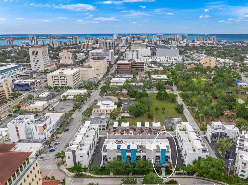 3 bedroom Townhouse at 72 N School Avenue, Premier On Main, Sarasota — photo 1