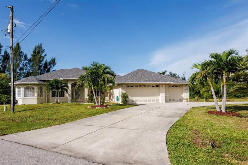 3 bedroom Single Family Residence at 10455 Sarasota Road, Port Charlotte Sec 082, Port Charlotte — photo 1