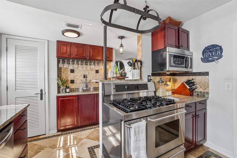 4 bedroom Single Family Residence at 1204 E Park Circle, Riverbend Sub, Tampa — photo 2