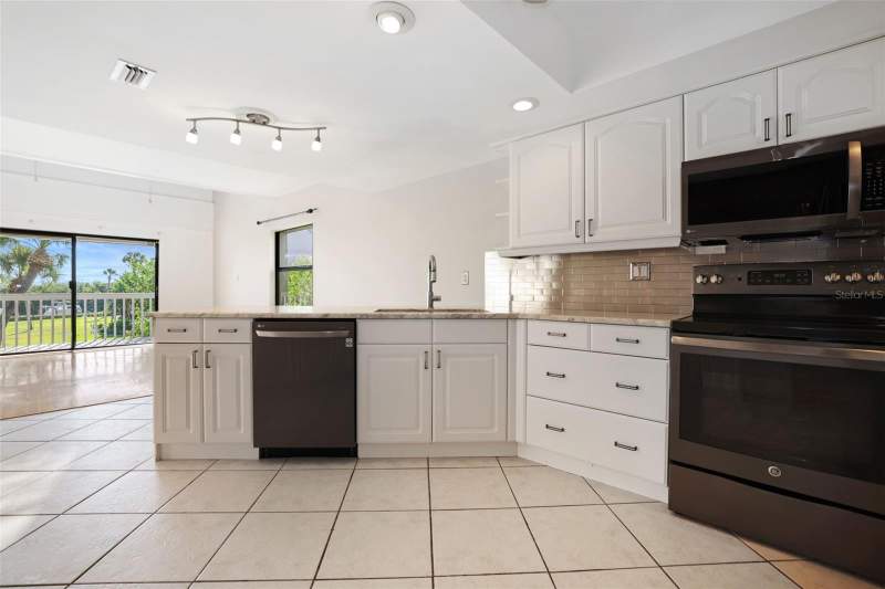 2 bedroom Townhouse at 1355 Pinellas Bayway #19, Pirates Cove Club Condo, Tierra Verde — photo 5