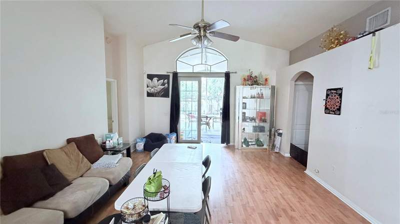 4 bedroom Single Family Residence at 8503 Pringle Way, Meadow Brook Unit 1, Tampa — photo 2