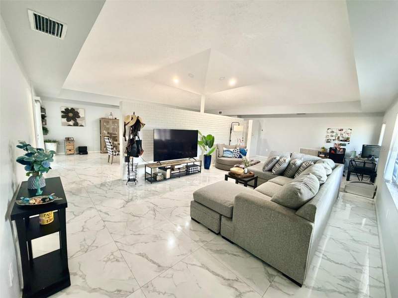 4 bedroom Single Family Residence at 6004 Memorial Highway, Bay Crest Park Unit 14, Tampa — photo 2