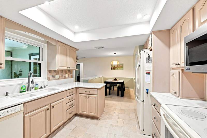 3 bedroom Single Family Residence at 2107 W Fore Drive, Forest Hills Estates, Tampa — photo 2