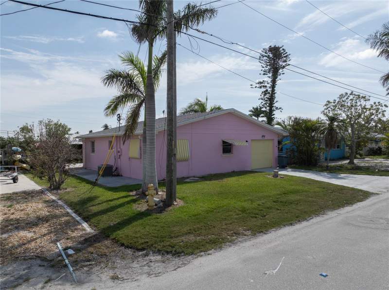 2 bedroom Single Family Residence at 11476 May Street, Island Harbors, Matlacha — photo 2