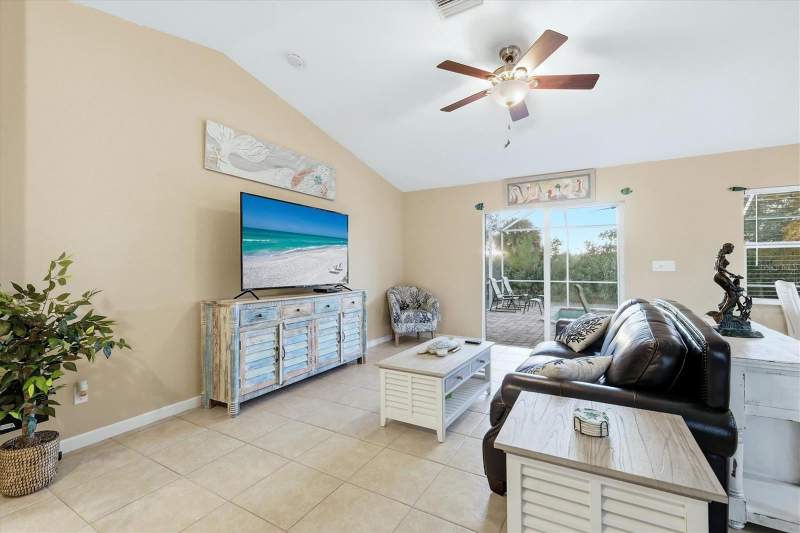 3 bedroom Single Family Residence at 10379 Calumet Boulevard, Port Charlotte Sec 085, Port Charlotte — photo 4