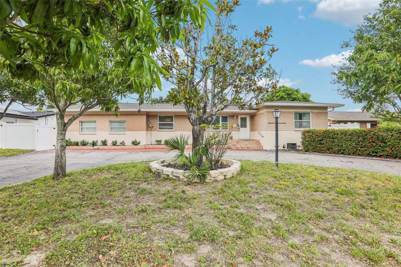 4 bedroom Single Family Residence at 2709 49th Street, Disston Highview Sub, St Petersburg — photo 2