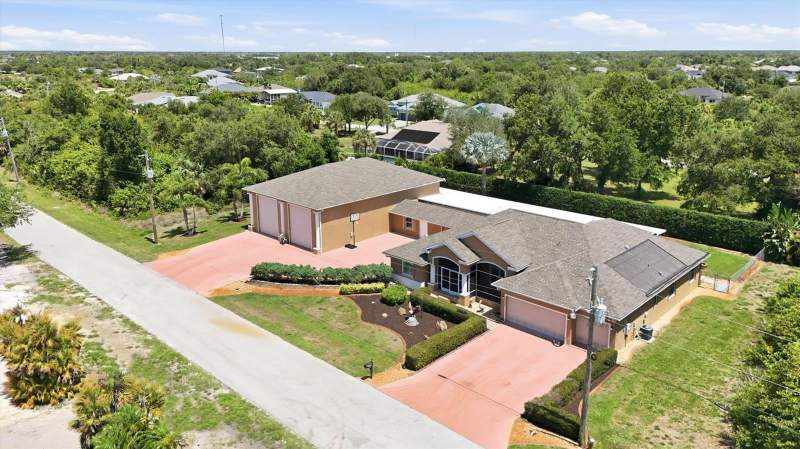 4 bedroom Single Family Residence at 13346 Cedar City Avenue, Port Charlotte Sec 085, Port Charlotte — photo 2