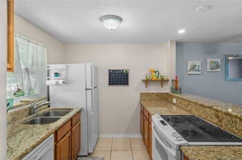 7906 Woodvine Circle, Tampa FL - photo 10 of 34