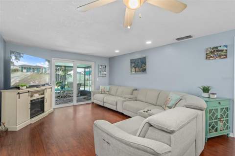 7906 Woodvine Circle, Tampa FL - photo 6 of 34