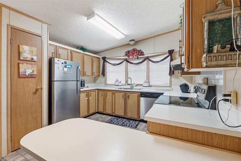 2 bedroom Manufactured Home at 410 Dolphin Drive, Gull-Aire Village, Oldsmar — photo 3
