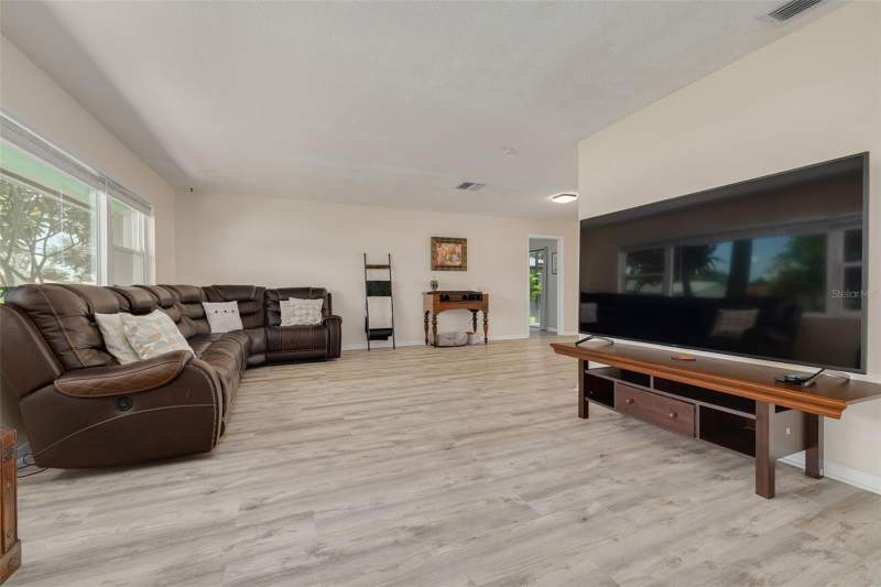 4 bedroom Single Family Residence at 8960 140th Street, Oakhurst Park 1st Add, Seminole — photo 4