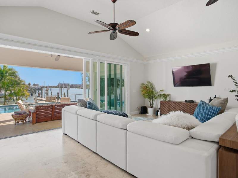 4 bedroom Single Family Residence at 1028 79th Street, South Cswy Isle Yacht Club 2nd Add, St Petersburg — photo 4