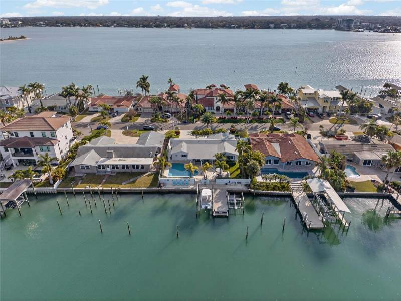 5 bedroom Single Family Residence at 136 WINDWARD ISLAND, ISLAND ESTATES OF CLEARWATER, CLEARWATER BEACH — photo 4