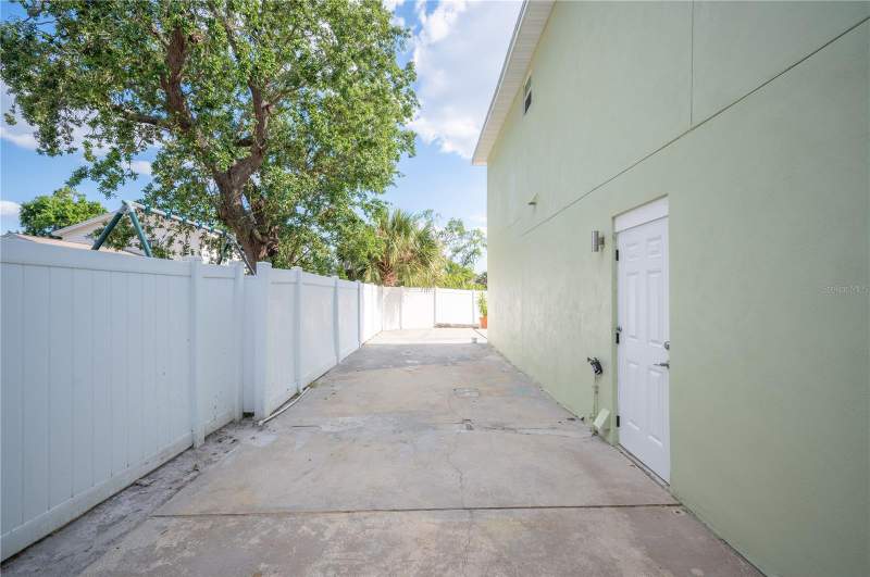 7 bedroom Single Family Residence at 8704 Bay Crest Lane, Bay Crest Park Unit 11, Tampa — photo 4