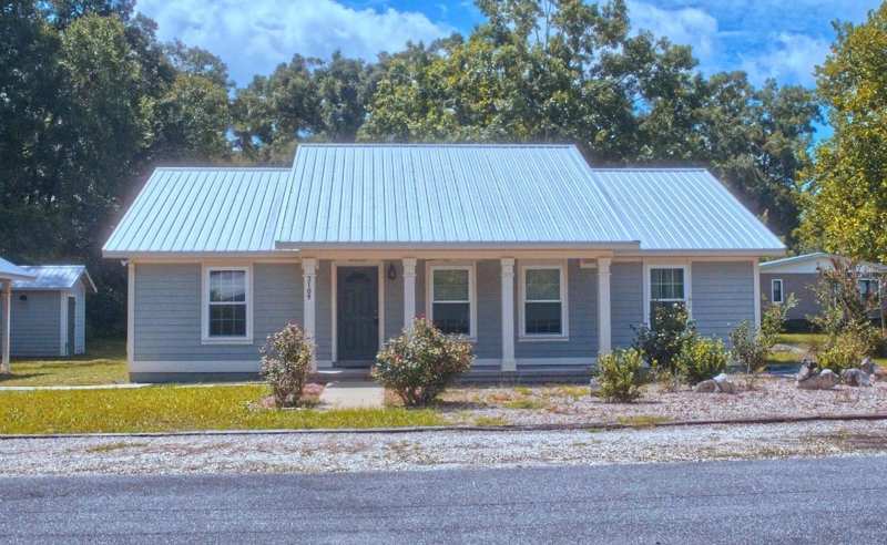 2 bedroom Single Family Residence at 3109 E Bryant Avenue, Town/Bell, Bell — photo 1
