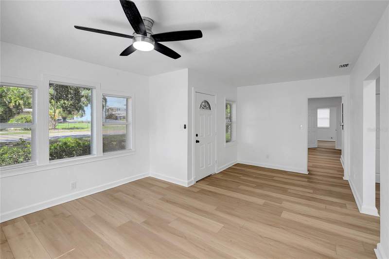 4 bedroom Single Family Residence at 4355 58th Avenue, Highland Groves, St Petersburg — photo 5