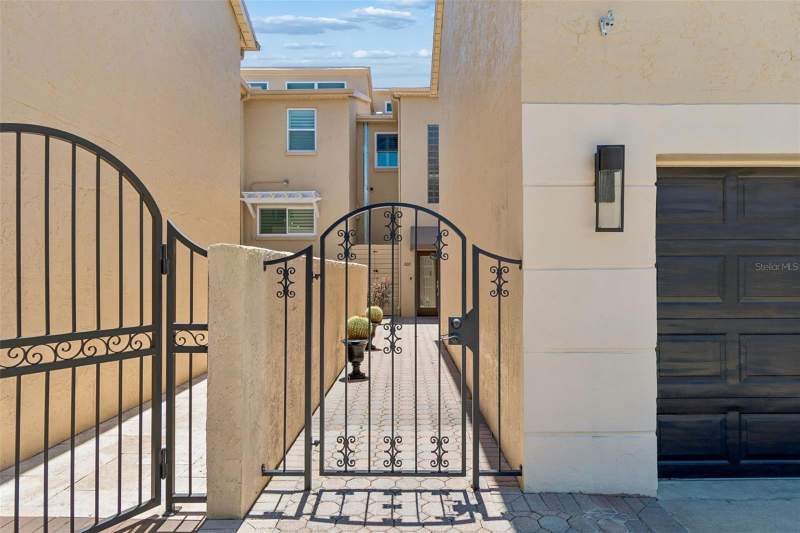 4 bedroom Townhouse at 487 Pinellas Bayway #207, Bridgewater Twnhms, St Petersburg — photo 3