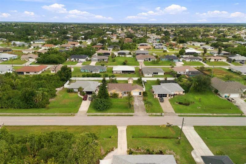 3 bedroom Single Family Residence at 9910 Gulfstream Boulevard, Port Charlotte Sec 074, Englewood — photo 2
