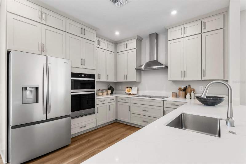 6 bedroom Single Family Residence at 320 43RD AVENUE, NORTHEAST PARK, ST PETERSBURG — photo 4