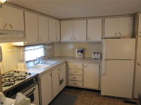 39015 Hillcrest Drive, Zephyrhills FL - photo 9 of 34