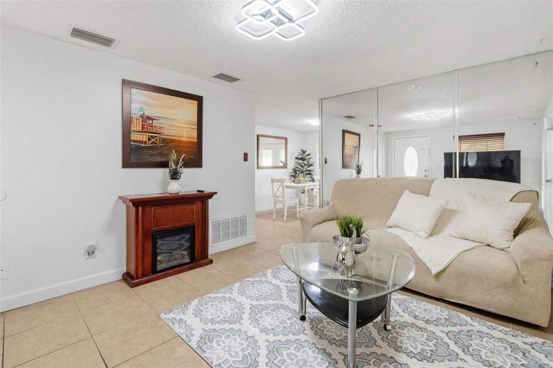 4 bedroom Single Family Residence at 8513 Woodlake Drive, Townn Country Park, Tampa — photo 4