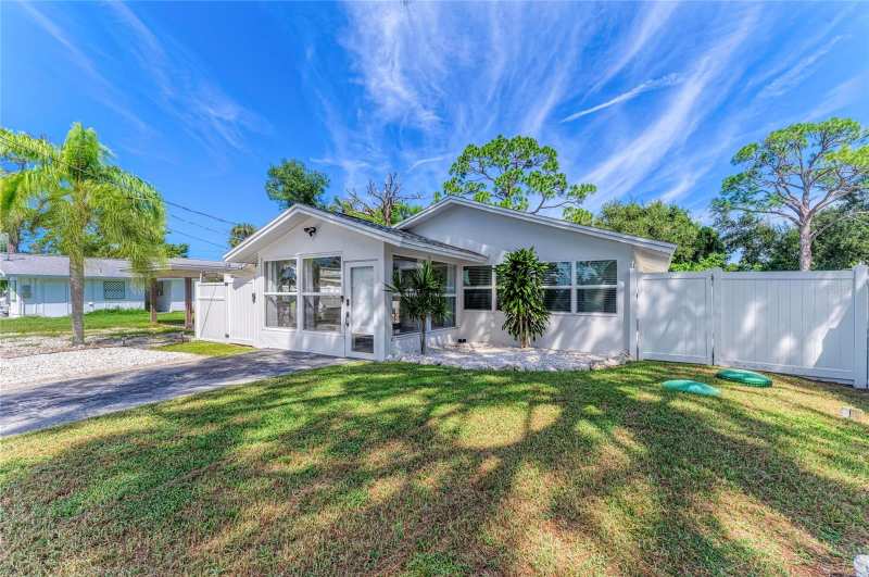 2 bedroom Single Family Residence at 1841 Joyce Street, Wrens Sub, Sarasota — photo 1