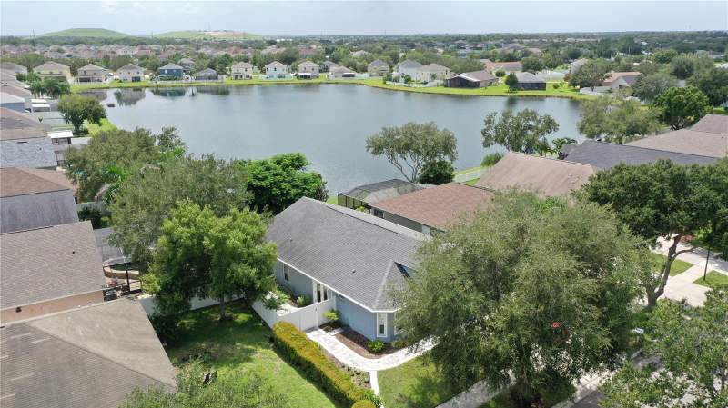4 bedroom Single Family Residence at 13429 Fladgate Mark Drive, South Fork Unit 10, Riverview — photo 2