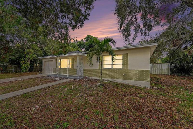 2 bedroom Single Family Residence at 2560 Queensboro Avenue, Blackburns W S Sub, St Petersburg — photo 2