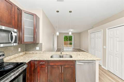 906 Grand Canyon Drive, Valrico FL - photo 10 of 33