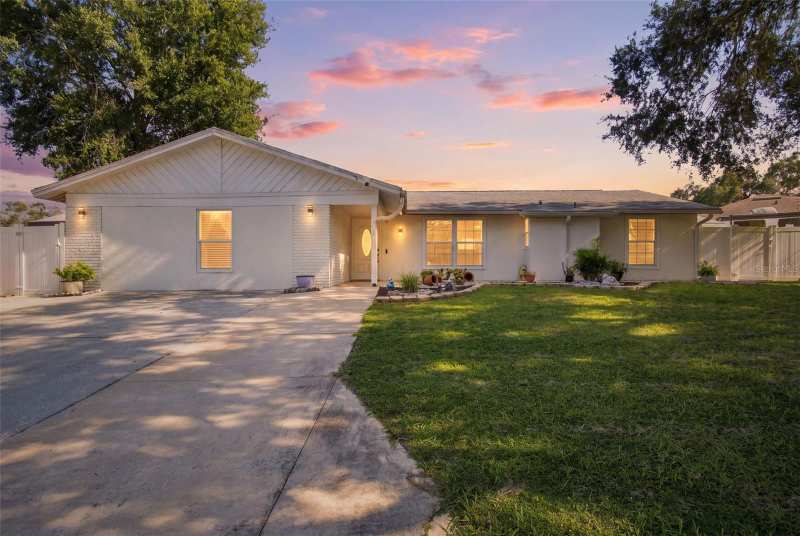 4 bedroom Single Family Residence at 1325 Oakcrest Drive, Oak Hill Sub Ph I, Brandon — photo 1