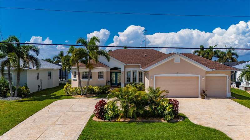 3 bedroom Single Family Residence at 21551 Edgewater Drive, Port Charlotte Sec 040, Port Charlotte — photo 2
