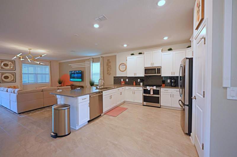 8 bedroom Single Family Residence at 4221 Paragraph Drive, Storey Lake, Kissimmee — photo 4