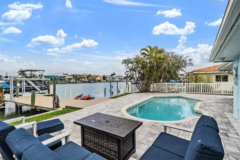 3 bedroom Single Family Residence at 11425 5th Street, Isle Of Palms 1st Add, Treasure Island — photo 4
