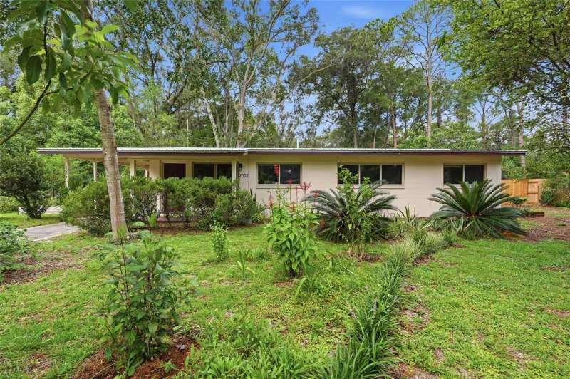 4 bedroom Single Family Residence at 2002 NE 7th Street, Deborah Heights N1/2, Gainesville — photo 1