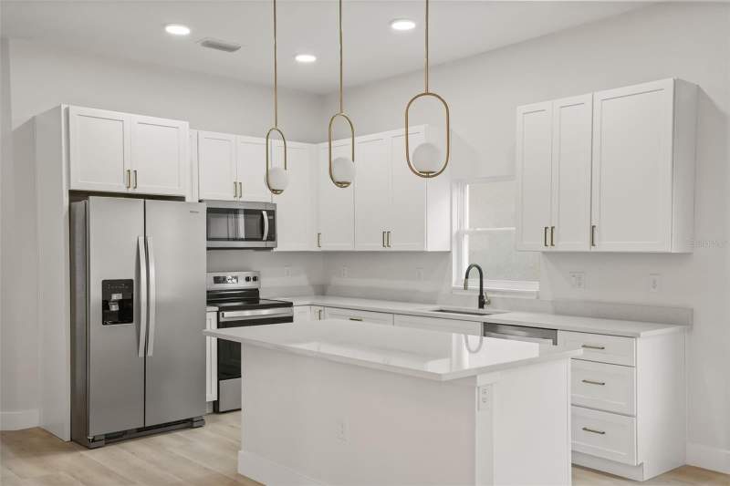 4 bedroom Single Family Residence at 823 E McDonald Avenue, Official Map/Town/Eustis, Eustis — photo 4