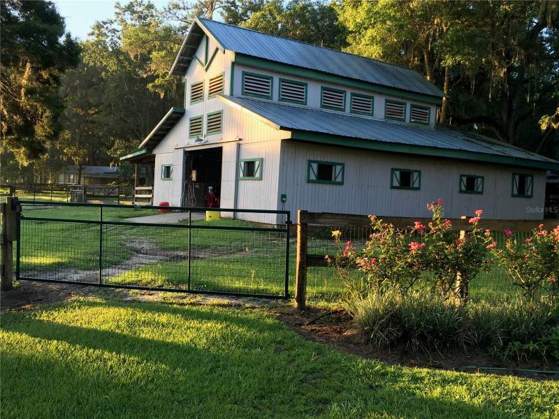 4 bedroom Single Family Residence at 15000 W Hwy 318, Acrg Nonsub, Williston — photo 2