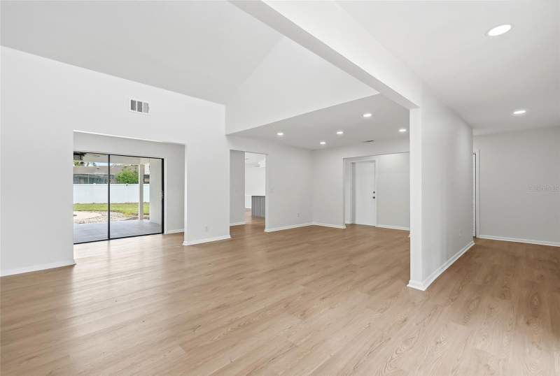 4 bedroom Single Family Residence at 8215 La Serena Drive, Lago Vista Unit 2, Tampa — photo 4