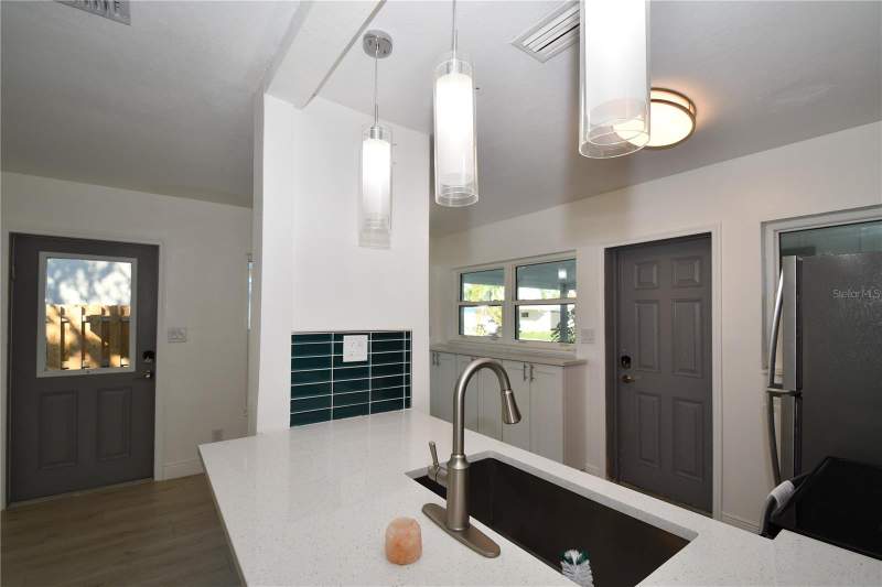 2 bedroom Single Family Residence at 547 TRADE WINDS DRIVE, BAYWOOD SHORES 1ST ADD, DUNEDIN — photo 2