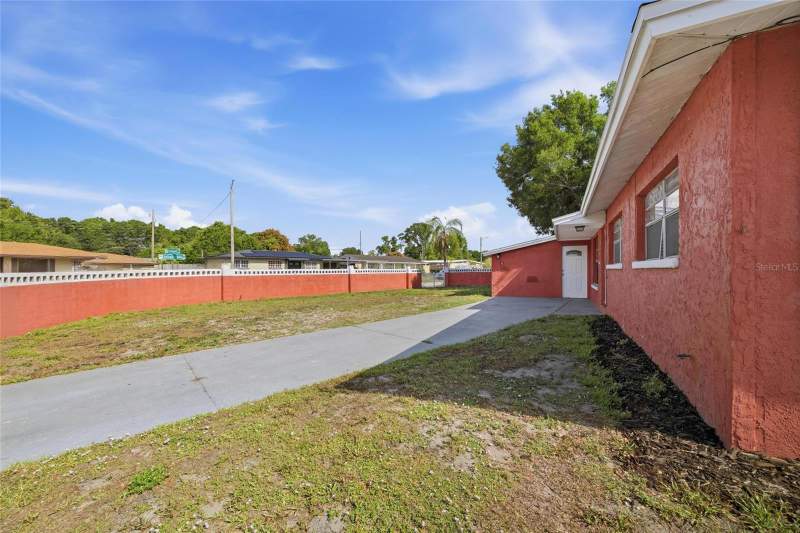 4 bedroom Single Family Residence at 7102 Dellwood Drive, Clair Mel City, Tampa — photo 2