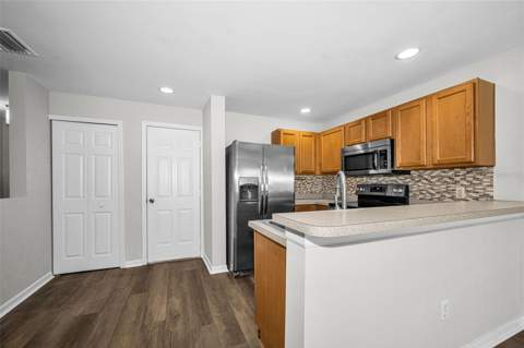 8013 Sutton Terrace Lane, Tampa FL - photo 8 of 38