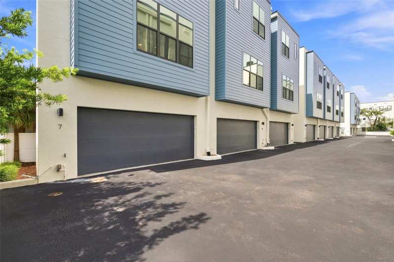 2 bedroom Townhouse at 4810 W McElroy Avenue #7, South Westshore Twnhms, Tampa — photo 1