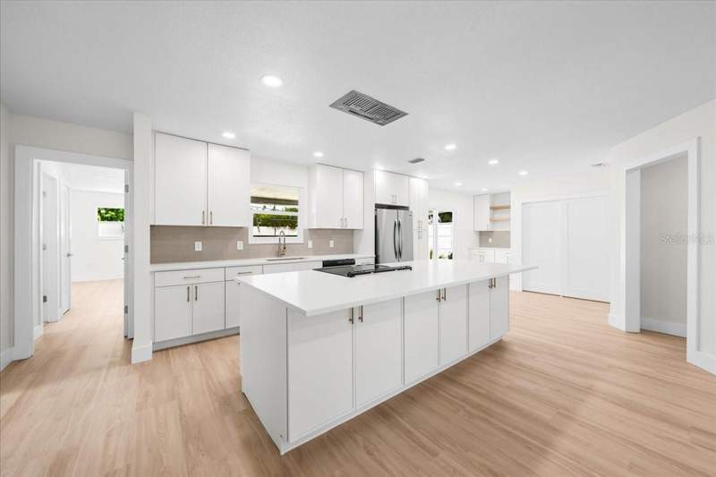 4 bedroom Single Family Residence at 12904 128th Lane, Mill Pond, Largo — photo 3