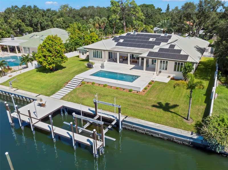 5 bedroom Single Family Residence at 4130 42nd Avenue, Broadwater, St Petersburg — photo 1