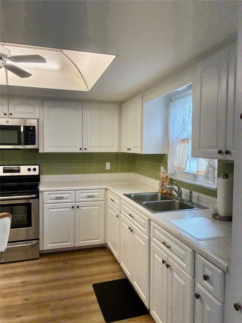 2 bedroom Villa at 1674 S Lake Avenue #6, Normandy Park South, Clearwater — photo 2