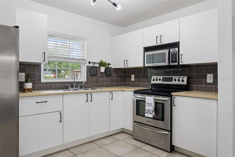 3 bedroom Single Family Residence at 8303 Temple Park Drive, Temple Park Unit 9, Tampa — photo 4