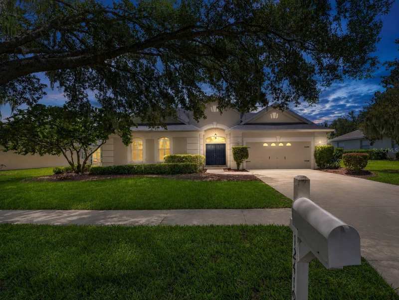 4 bedroom Single Family Residence at 12419 Riverglen Drive, Riverglen Units 5 6 & 7 Phas, Riverview — photo 1